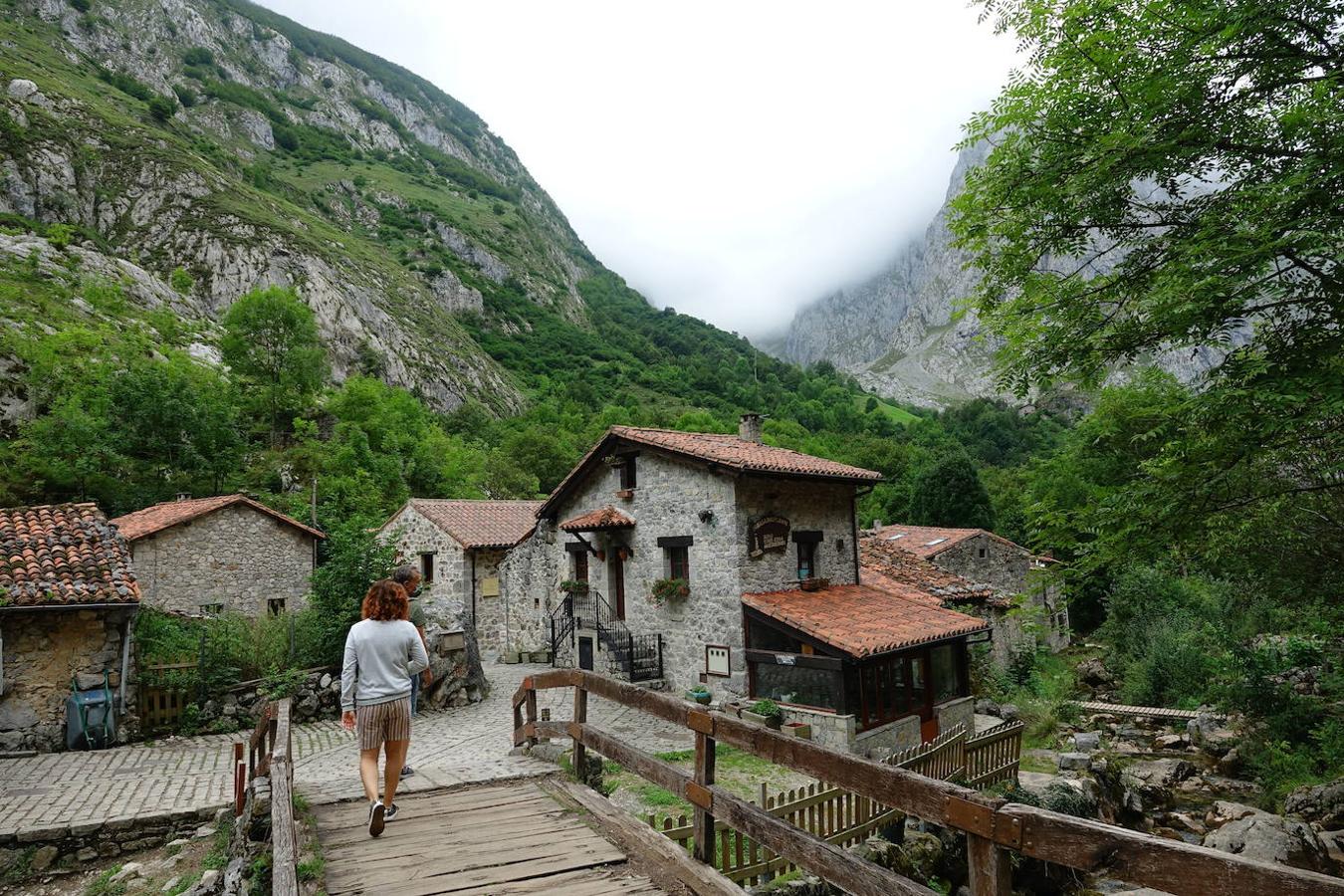 Bulnes: Bulnes es uno de esos pueblos aislados en la montaña en los que parece que el tiempo se ha detenido y es que a día de hoy sigue conservándose intacto y con tan solo 34 habitantes. Uno de los pueblos más pequeños de España y al que en sus inicios sólo se podía acceder caminando por senderos de montaña, pero al que actualmente puede accederse en funicular. Sus casas de piedra y la impresionante naturaleza que lo rodea consigue una de las mejores combinaciones posibles.