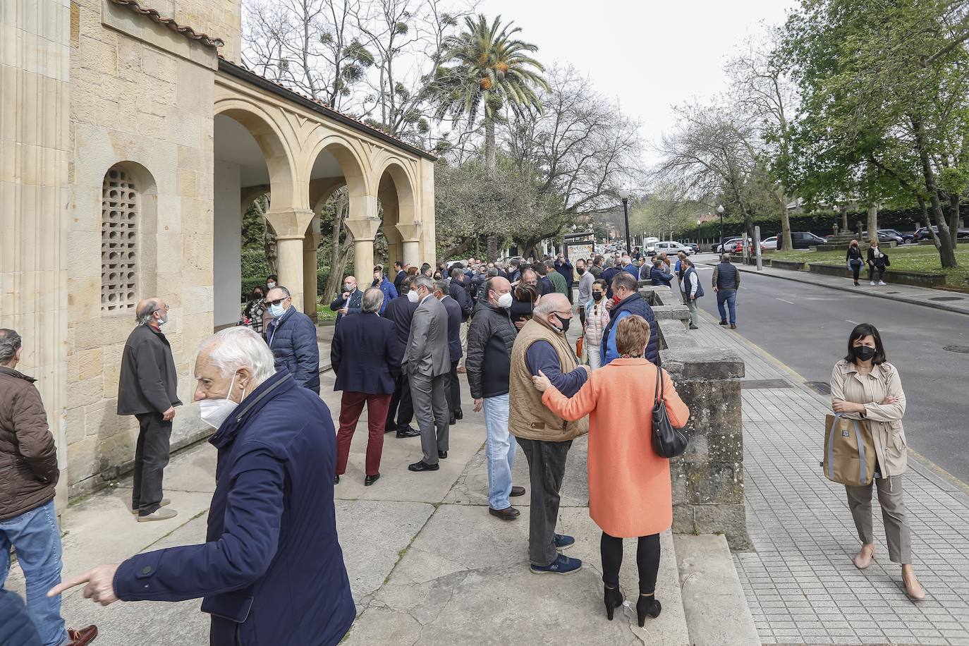 La Iglesia de Somió acogió este lunes la despedida a Gerónimo Lozano, catedrático de Ingeniería de la Construcción, fallecido el domingo a los 88 años en Gijón. Fue uno de los padres de la Escuela de Ingeniería del campus gijonés. 