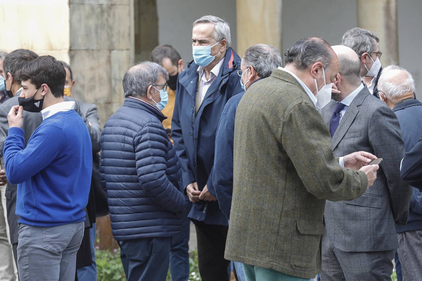 La Iglesia de Somió acogió este lunes la despedida a Gerónimo Lozano, catedrático de Ingeniería de la Construcción, fallecido el domingo a los 88 años en Gijón. Fue uno de los padres de la Escuela de Ingeniería del campus gijonés. 