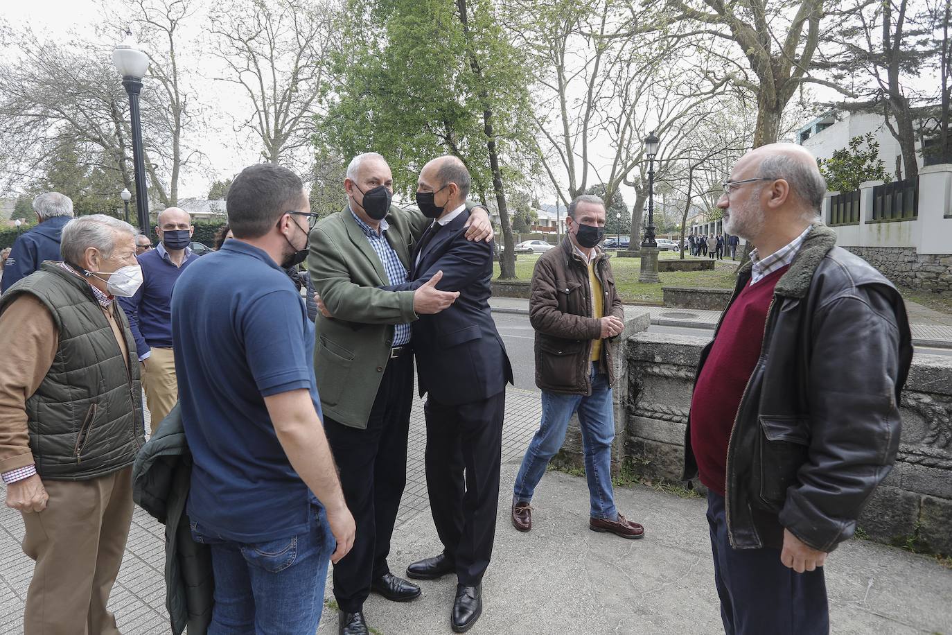 La Iglesia de Somió acogió este lunes la despedida a Gerónimo Lozano, catedrático de Ingeniería de la Construcción, fallecido el domingo a los 88 años en Gijón. Fue uno de los padres de la Escuela de Ingeniería del campus gijonés. 