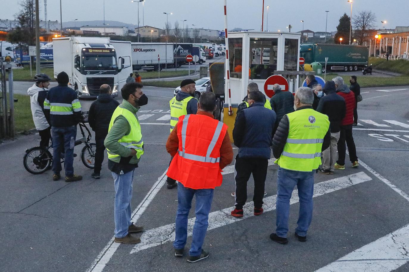 Los huelguistas mantendrán sus movilizaciones hasta que el Gobierno no prohíba por ley trabajar por debajo de los costes. La mayor parte del metal asturiano parará esta semana ante la incapacidad para conseguir materias primas.