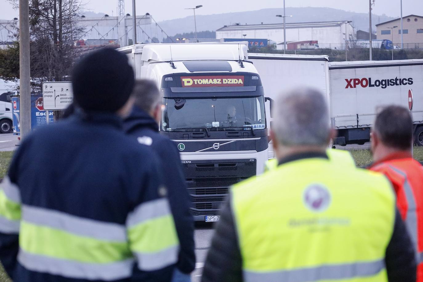 Los huelguistas mantendrán sus movilizaciones hasta que el Gobierno no prohíba por ley trabajar por debajo de los costes. La mayor parte del metal asturiano parará esta semana ante la incapacidad para conseguir materias primas.