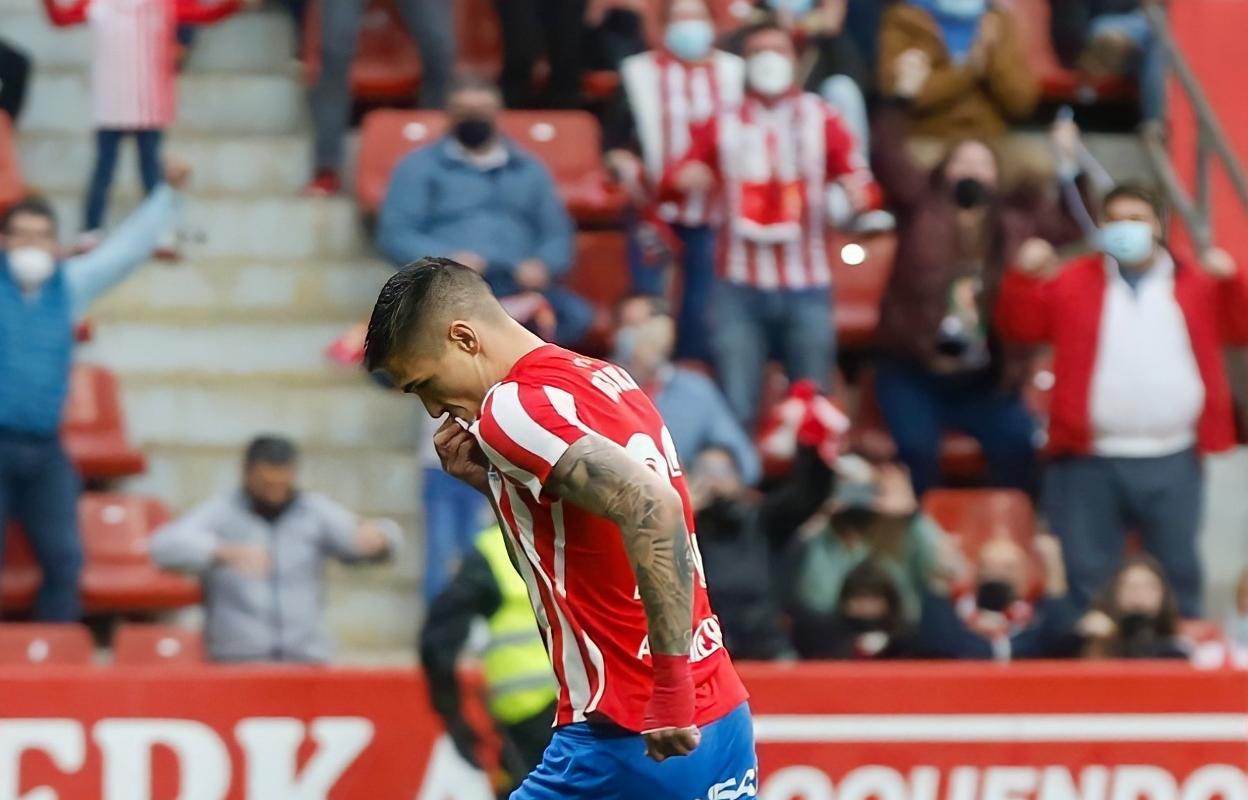 Djuka besa el escudo rojiblanco tras marcar el gol de penalti. 