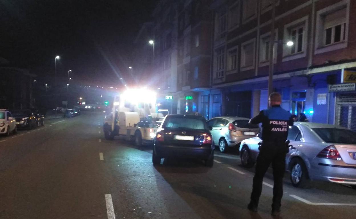 La grúa retira el vehículo que chocó contra los coches aparcados en Santa Apolonia. 