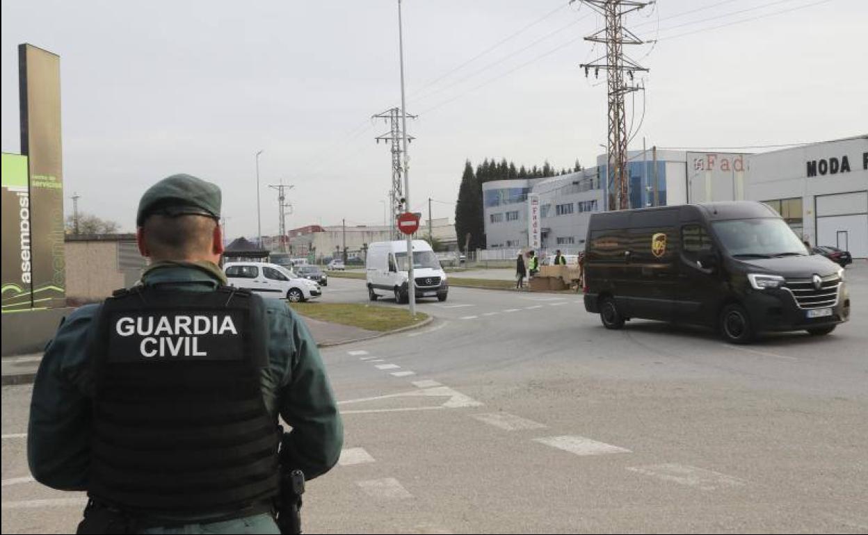 Un guardia civil hace labores de vigilancia en el polígono de Silvota. 