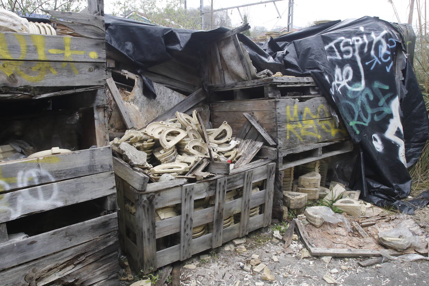 108 años de actividad. Los que fueron desde 1901 a 2009. Años donde la actividad de la Fábrica de Loza de San Claudio le valió, incluso, su reconocimiento como primer Bien de Interés Cultural de carácter industrial declarado en Asturias. La prosperidad dio paso al declive. Tras él llegó el cierre y un estado de abandono que ha convertido la zona en un foco de insalubridad e incidentes continuos.