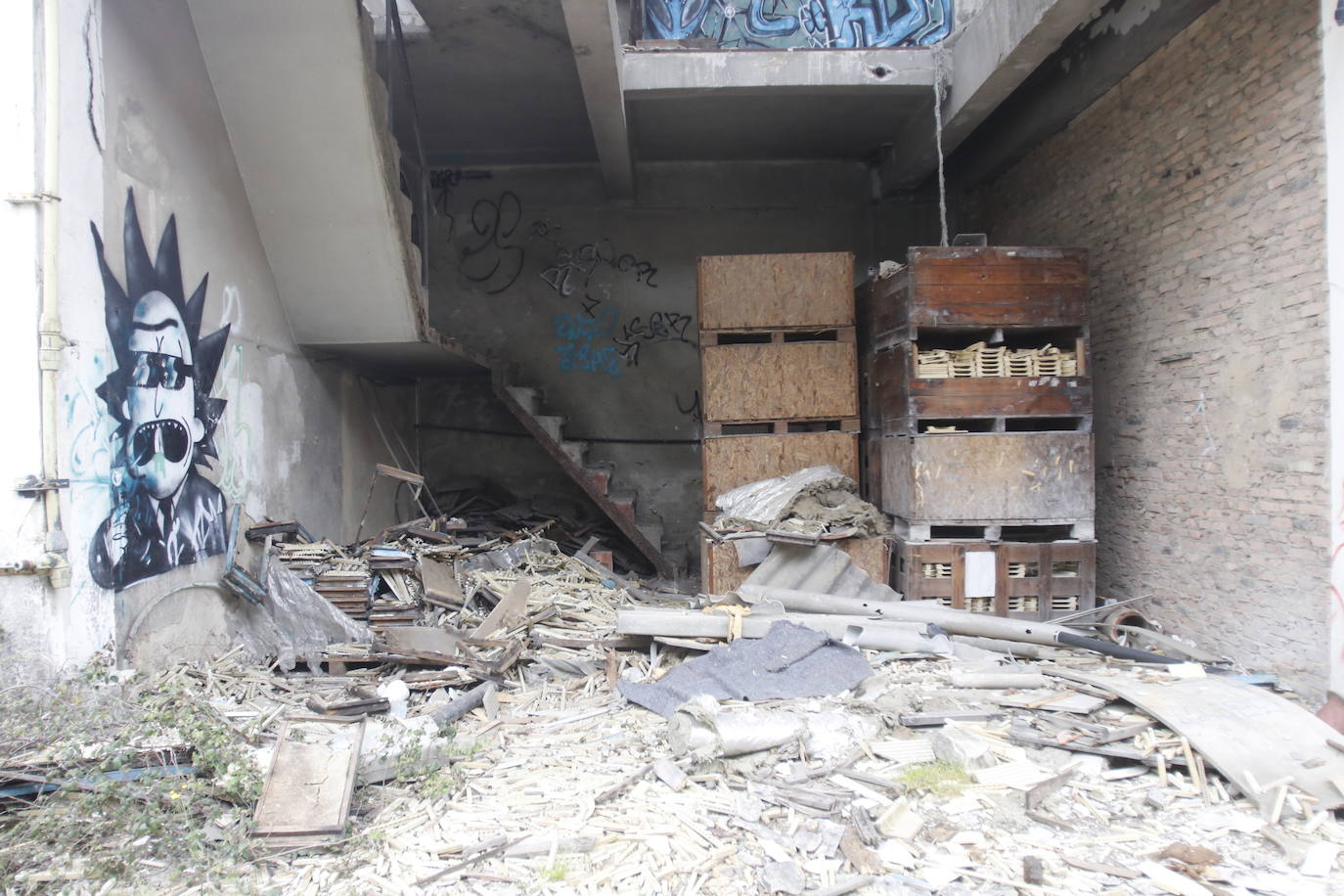 108 años de actividad. Los que fueron desde 1901 a 2009. Años donde la actividad de la Fábrica de Loza de San Claudio le valió, incluso, su reconocimiento como primer Bien de Interés Cultural de carácter industrial declarado en Asturias. La prosperidad dio paso al declive. Tras él llegó el cierre y un estado de abandono que ha convertido la zona en un foco de insalubridad e incidentes continuos.