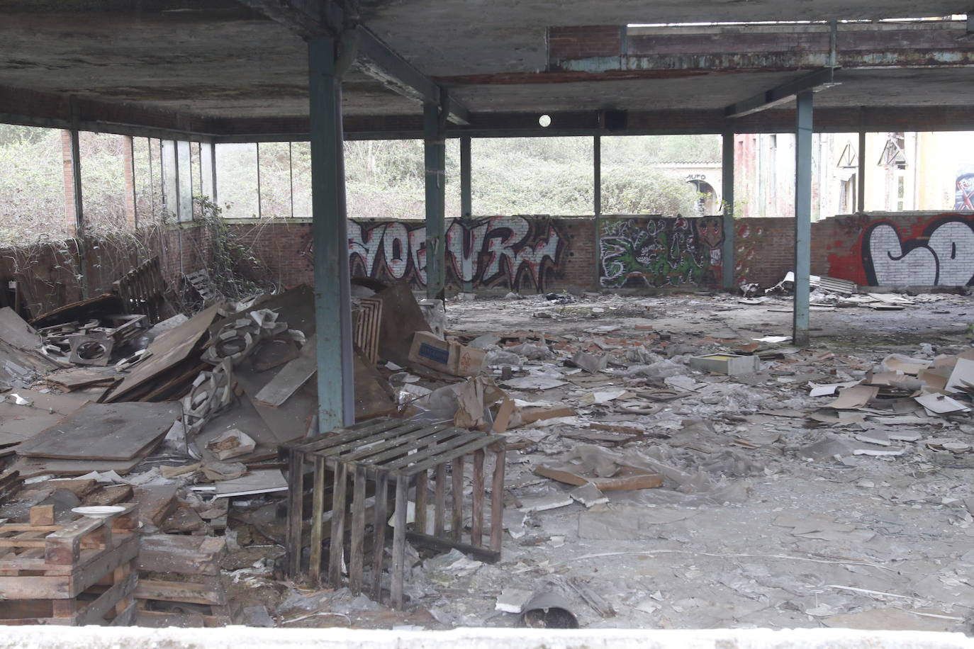 108 años de actividad. Los que fueron desde 1901 a 2009. Años donde la actividad de la Fábrica de Loza de San Claudio le valió, incluso, su reconocimiento como primer Bien de Interés Cultural de carácter industrial declarado en Asturias. La prosperidad dio paso al declive. Tras él llegó el cierre y un estado de abandono que ha convertido la zona en un foco de insalubridad e incidentes continuos.