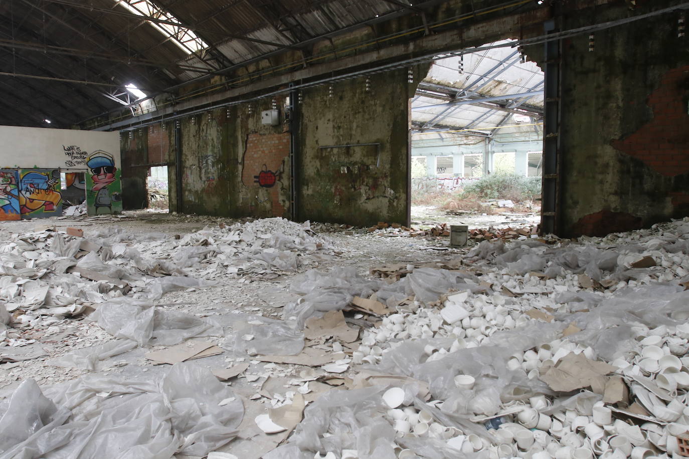 108 años de actividad. Los que fueron desde 1901 a 2009. Años donde la actividad de la Fábrica de Loza de San Claudio le valió, incluso, su reconocimiento como primer Bien de Interés Cultural de carácter industrial declarado en Asturias. La prosperidad dio paso al declive. Tras él llegó el cierre y un estado de abandono que ha convertido la zona en un foco de insalubridad e incidentes continuos.