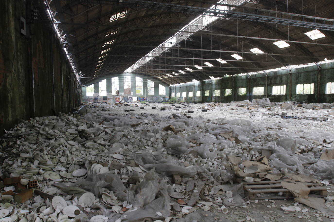 108 años de actividad. Los que fueron desde 1901 a 2009. Años donde la actividad de la Fábrica de Loza de San Claudio le valió, incluso, su reconocimiento como primer Bien de Interés Cultural de carácter industrial declarado en Asturias. La prosperidad dio paso al declive. Tras él llegó el cierre y un estado de abandono que ha convertido la zona en un foco de insalubridad e incidentes continuos.