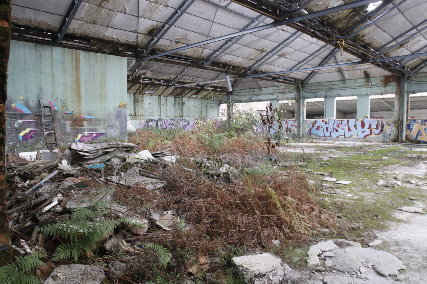 108 años de actividad. Los que fueron desde 1901 a 2009. Años donde la actividad de la Fábrica de Loza de San Claudio le valió, incluso, su reconocimiento como primer Bien de Interés Cultural de carácter industrial declarado en Asturias. La prosperidad dio paso al declive. Tras él llegó el cierre y un estado de abandono que ha convertido la zona en un foco de insalubridad e incidentes continuos.