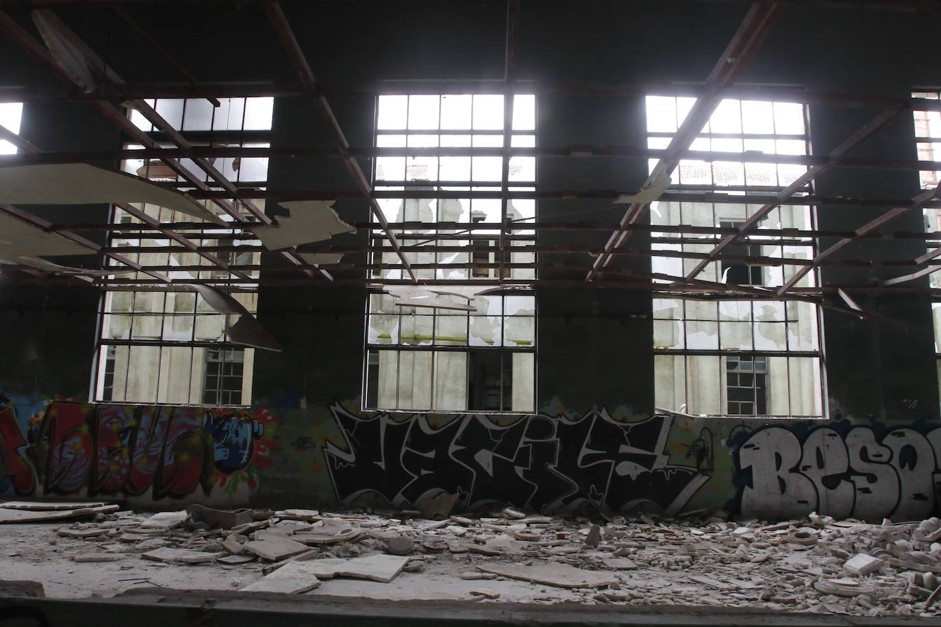 108 años de actividad. Los que fueron desde 1901 a 2009. Años donde la actividad de la Fábrica de Loza de San Claudio le valió, incluso, su reconocimiento como primer Bien de Interés Cultural de carácter industrial declarado en Asturias. La prosperidad dio paso al declive. Tras él llegó el cierre y un estado de abandono que ha convertido la zona en un foco de insalubridad e incidentes continuos.