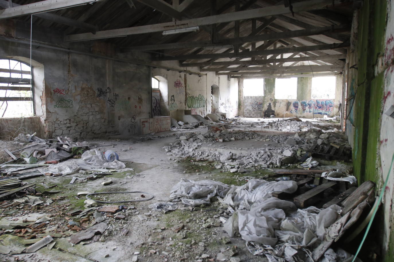 108 años de actividad. Los que fueron desde 1901 a 2009. Años donde la actividad de la Fábrica de Loza de San Claudio le valió, incluso, su reconocimiento como primer Bien de Interés Cultural de carácter industrial declarado en Asturias. La prosperidad dio paso al declive. Tras él llegó el cierre y un estado de abandono que ha convertido la zona en un foco de insalubridad e incidentes continuos.