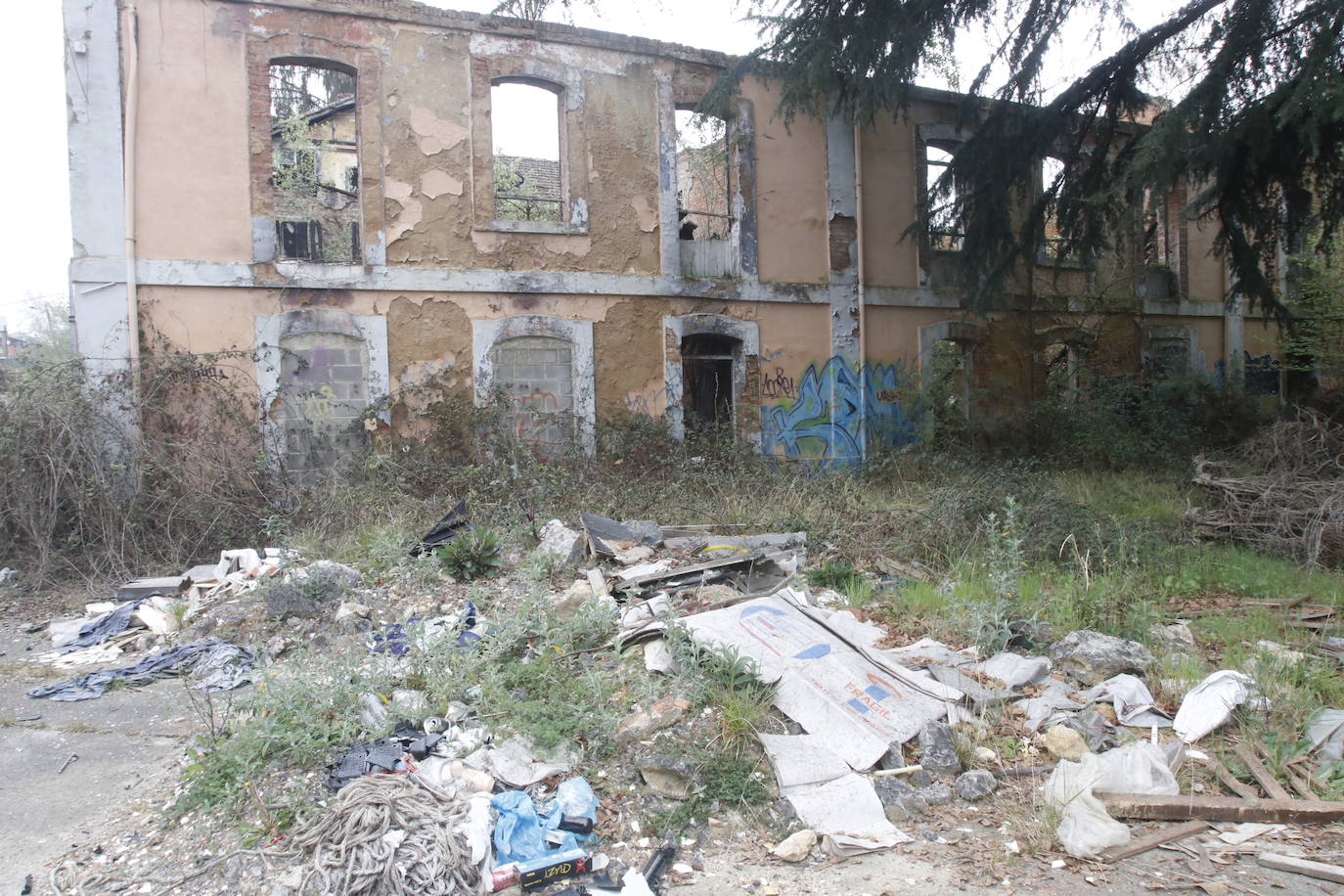 108 años de actividad. Los que fueron desde 1901 a 2009. Años donde la actividad de la Fábrica de Loza de San Claudio le valió, incluso, su reconocimiento como primer Bien de Interés Cultural de carácter industrial declarado en Asturias. La prosperidad dio paso al declive. Tras él llegó el cierre y un estado de abandono que ha convertido la zona en un foco de insalubridad e incidentes continuos.
