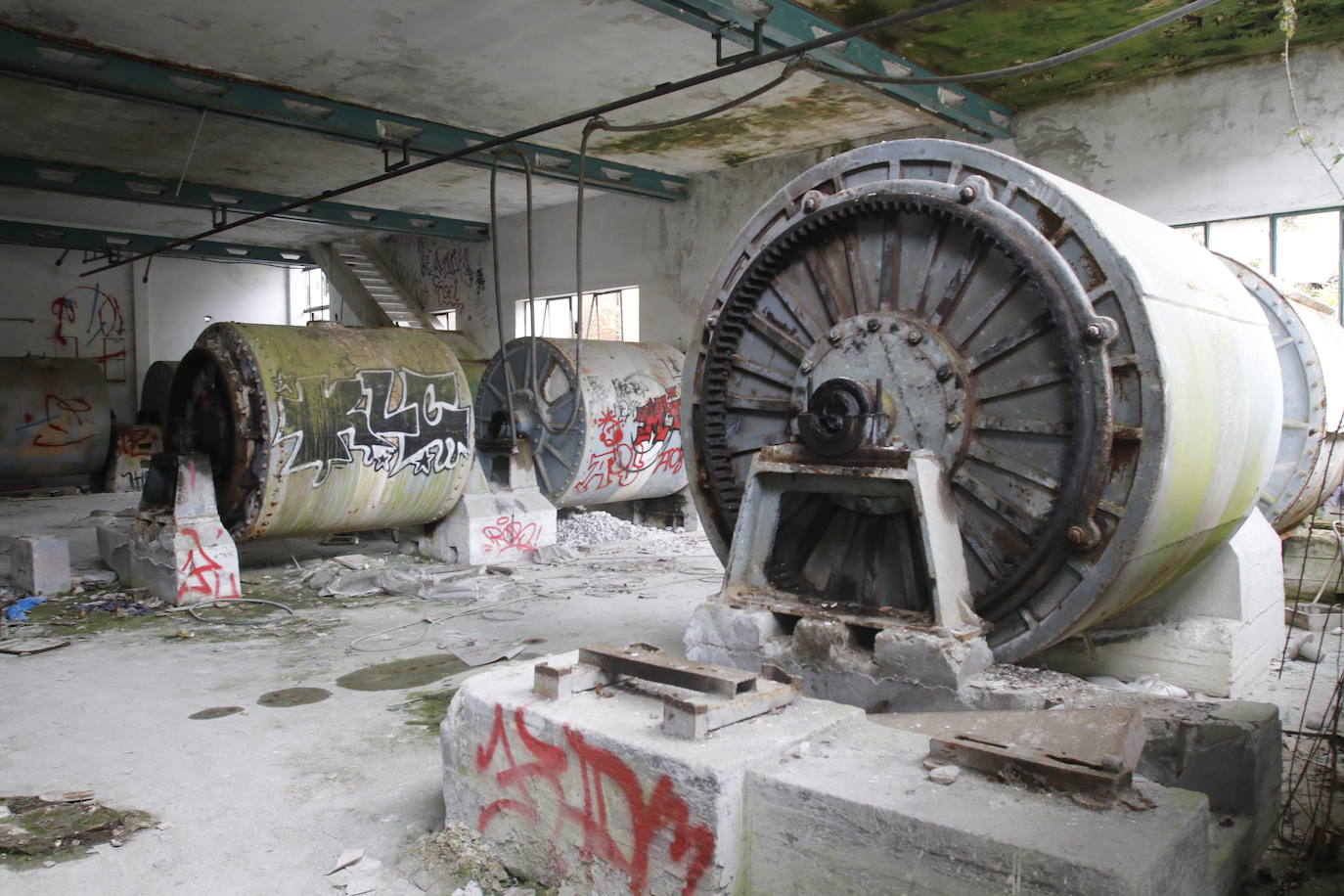 108 años de actividad. Los que fueron desde 1901 a 2009. Años donde la actividad de la Fábrica de Loza de San Claudio le valió, incluso, su reconocimiento como primer Bien de Interés Cultural de carácter industrial declarado en Asturias. La prosperidad dio paso al declive. Tras él llegó el cierre y un estado de abandono que ha convertido la zona en un foco de insalubridad e incidentes continuos.