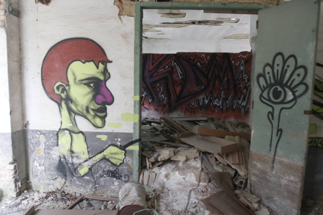 108 años de actividad. Los que fueron desde 1901 a 2009. Años donde la actividad de la Fábrica de Loza de San Claudio le valió, incluso, su reconocimiento como primer Bien de Interés Cultural de carácter industrial declarado en Asturias. La prosperidad dio paso al declive. Tras él llegó el cierre y un estado de abandono que ha convertido la zona en un foco de insalubridad e incidentes continuos.