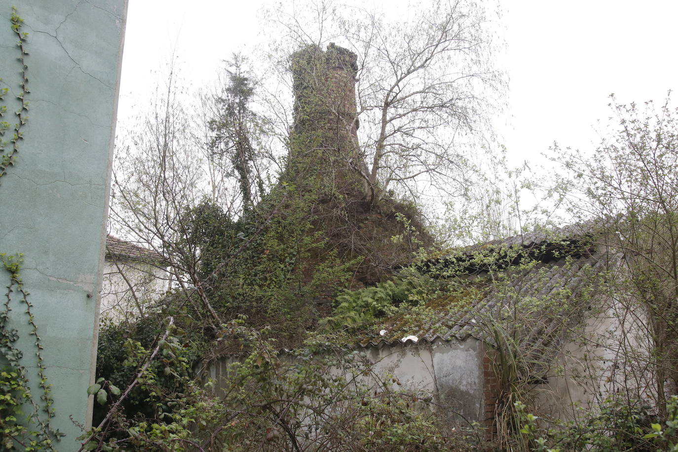 108 años de actividad. Los que fueron desde 1901 a 2009. Años donde la actividad de la Fábrica de Loza de San Claudio le valió, incluso, su reconocimiento como primer Bien de Interés Cultural de carácter industrial declarado en Asturias. La prosperidad dio paso al declive. Tras él llegó el cierre y un estado de abandono que ha convertido la zona en un foco de insalubridad e incidentes continuos.