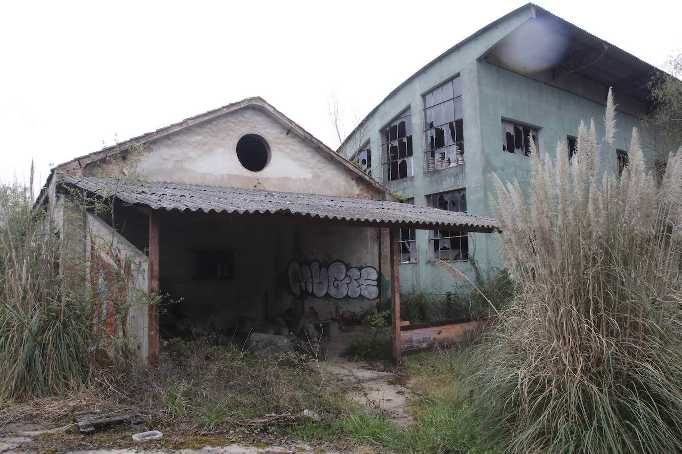 108 años de actividad. Los que fueron desde 1901 a 2009. Años donde la actividad de la Fábrica de Loza de San Claudio le valió, incluso, su reconocimiento como primer Bien de Interés Cultural de carácter industrial declarado en Asturias. La prosperidad dio paso al declive. Tras él llegó el cierre y un estado de abandono que ha convertido la zona en un foco de insalubridad e incidentes continuos.
