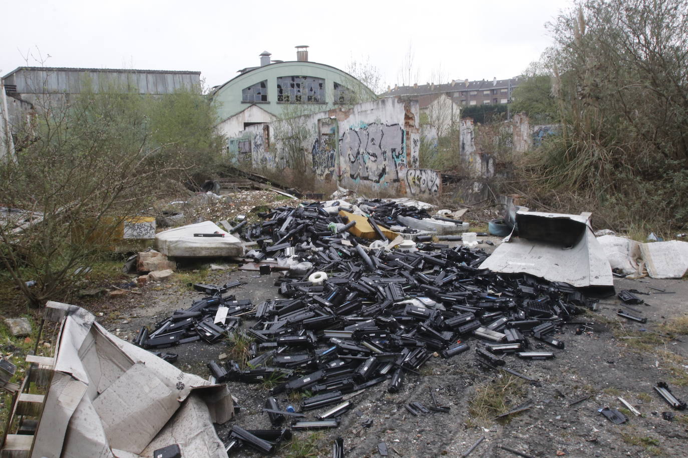 108 años de actividad. Los que fueron desde 1901 a 2009. Años donde la actividad de la Fábrica de Loza de San Claudio le valió, incluso, su reconocimiento como primer Bien de Interés Cultural de carácter industrial declarado en Asturias. La prosperidad dio paso al declive. Tras él llegó el cierre y un estado de abandono que ha convertido la zona en un foco de insalubridad e incidentes continuos.