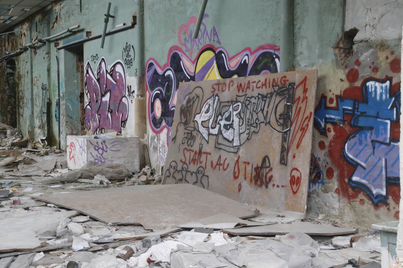 108 años de actividad. Los que fueron desde 1901 a 2009. Años donde la actividad de la Fábrica de Loza de San Claudio le valió, incluso, su reconocimiento como primer Bien de Interés Cultural de carácter industrial declarado en Asturias. La prosperidad dio paso al declive. Tras él llegó el cierre y un estado de abandono que ha convertido la zona en un foco de insalubridad e incidentes continuos.