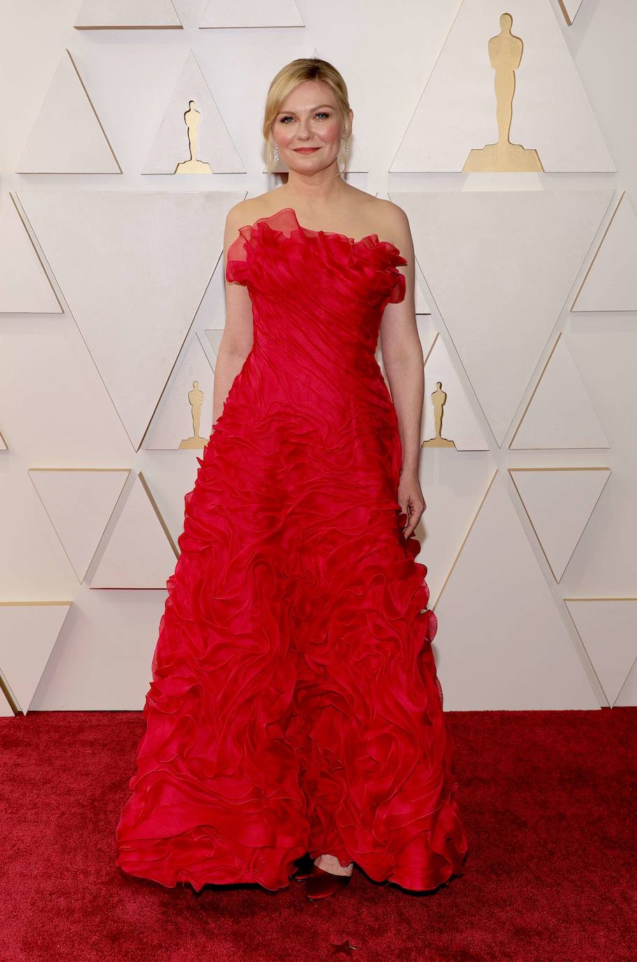 Kirsten Dunst lució uno de los looks más románticos de la noche.