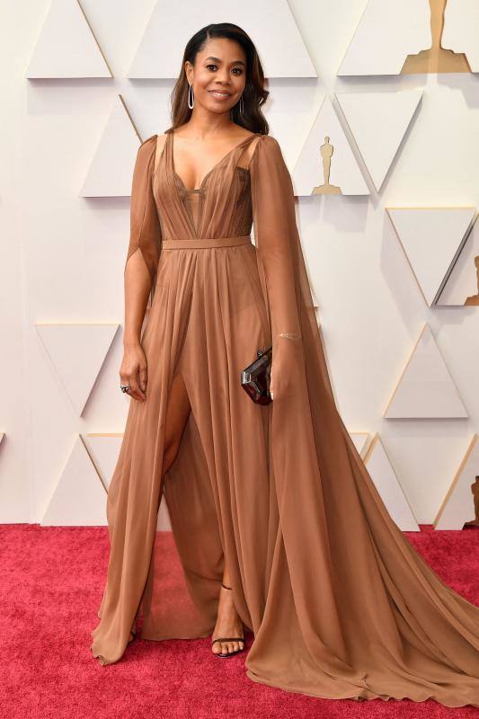 Regina Hall apuesta por las transparencias con este vestido nude.