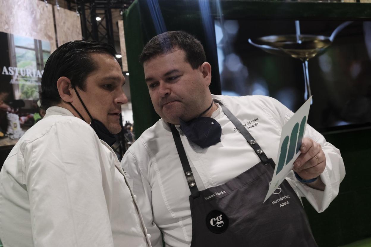 Isaac Loya y Marcos Morán ultiman el menú inaugural en el estand regional de Madrid Fusión. 