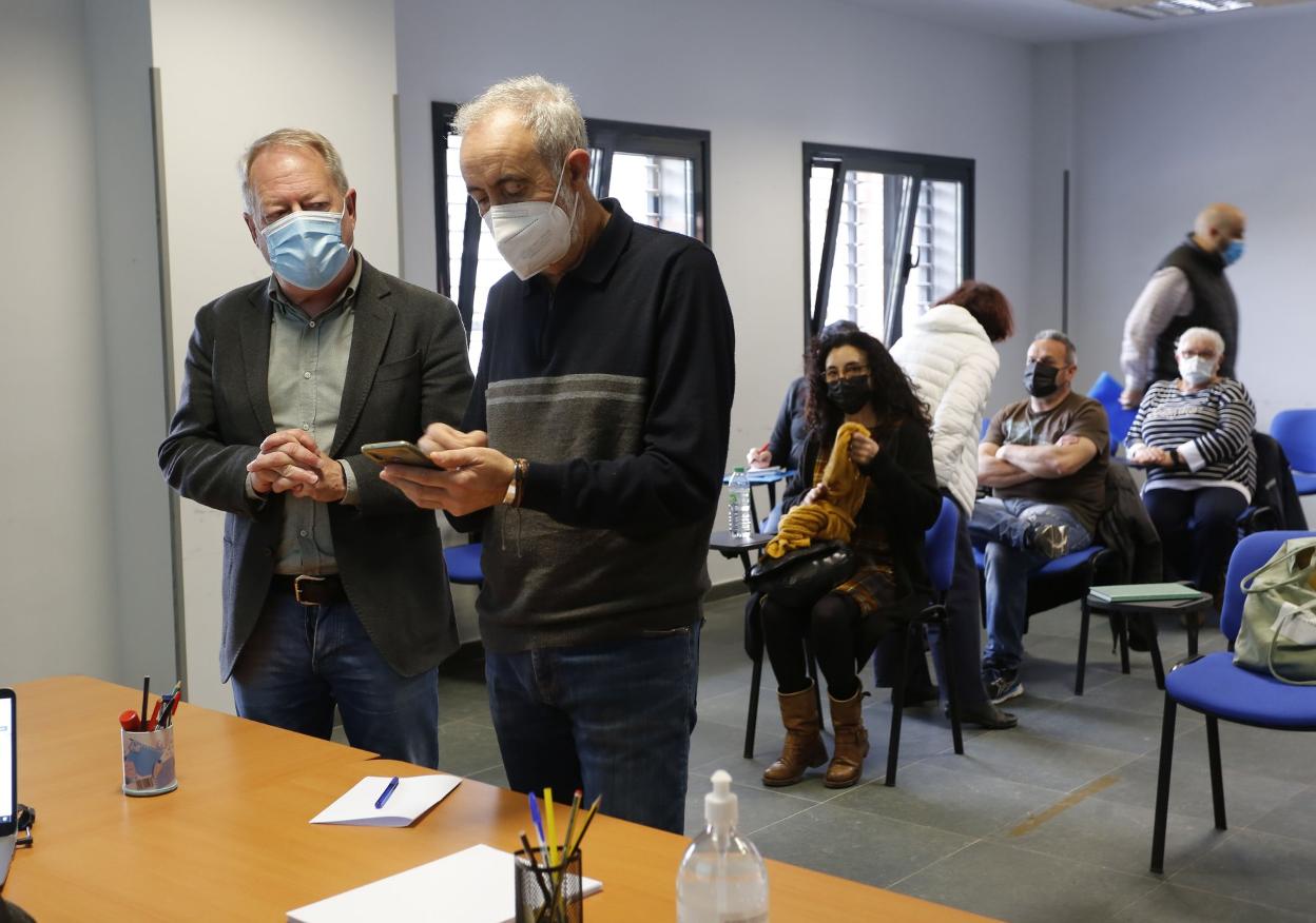 Aurelio Martín y Manuel Cañete, antes de comenzar la reunión en la sede de la FAV. 