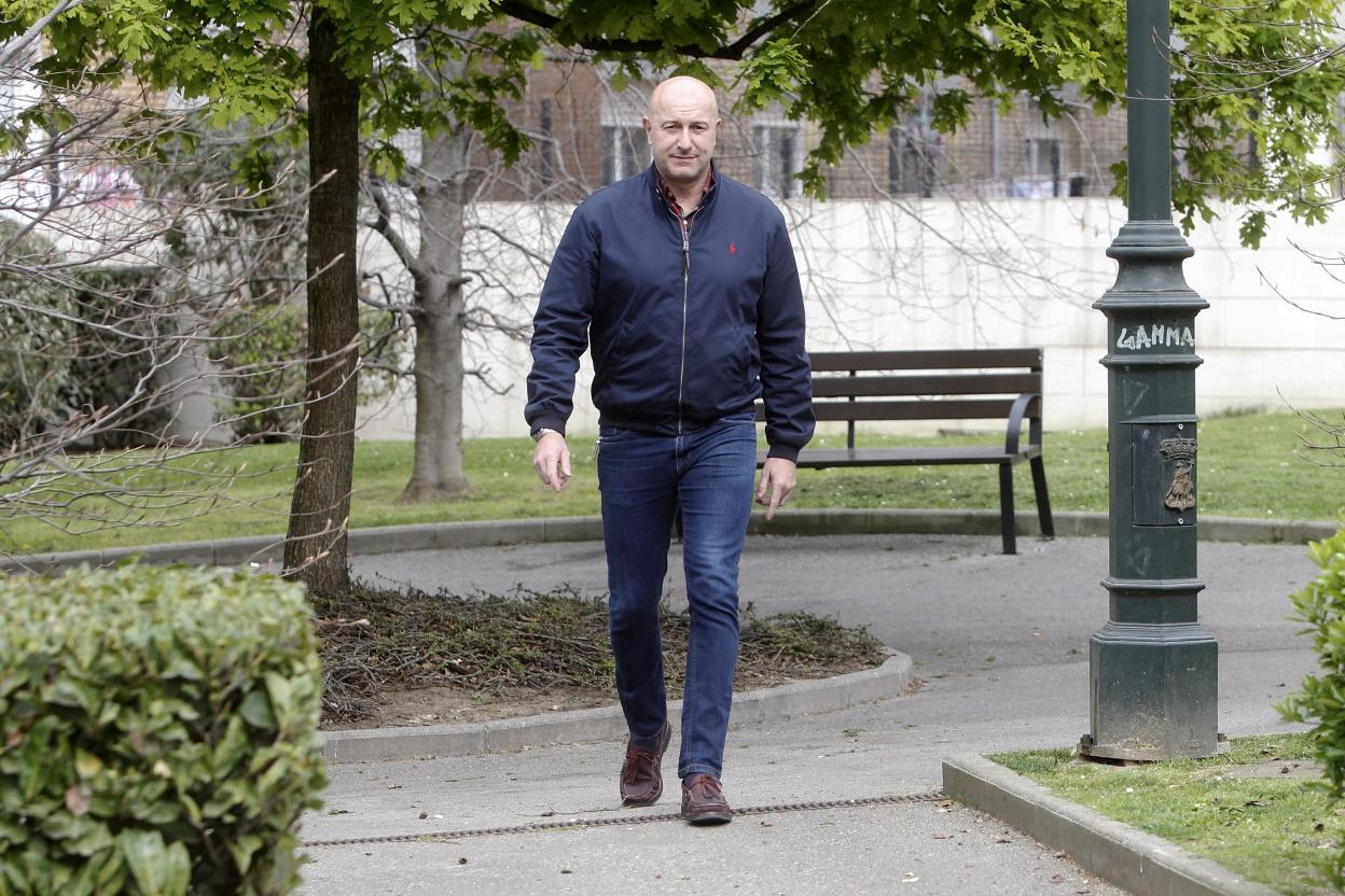 Miguel Gallo camina por el barrio gijonés del Coto. 