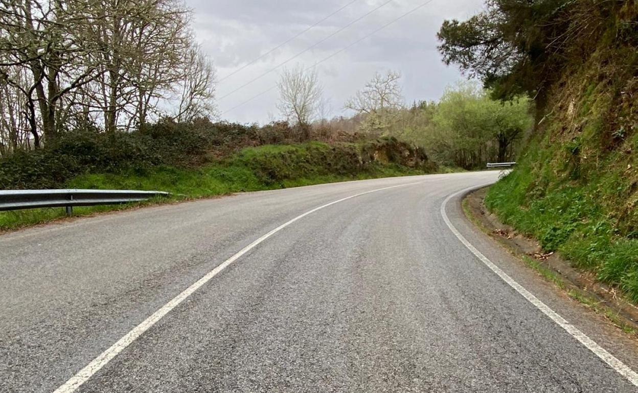 El motorista se dirigía hacia Salgueiras por el carril de la derecha y, por motivos que se investigan, perdió el control, cruzó la carretera y cayó por el hueco del otro extremo, antes del quitamiedos. 