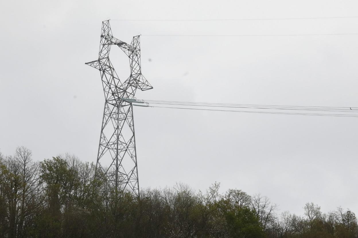 Una torreta del tendido eléctrico entre Lada y Velilla, situada en el pueblo lavianés de Llorío. 