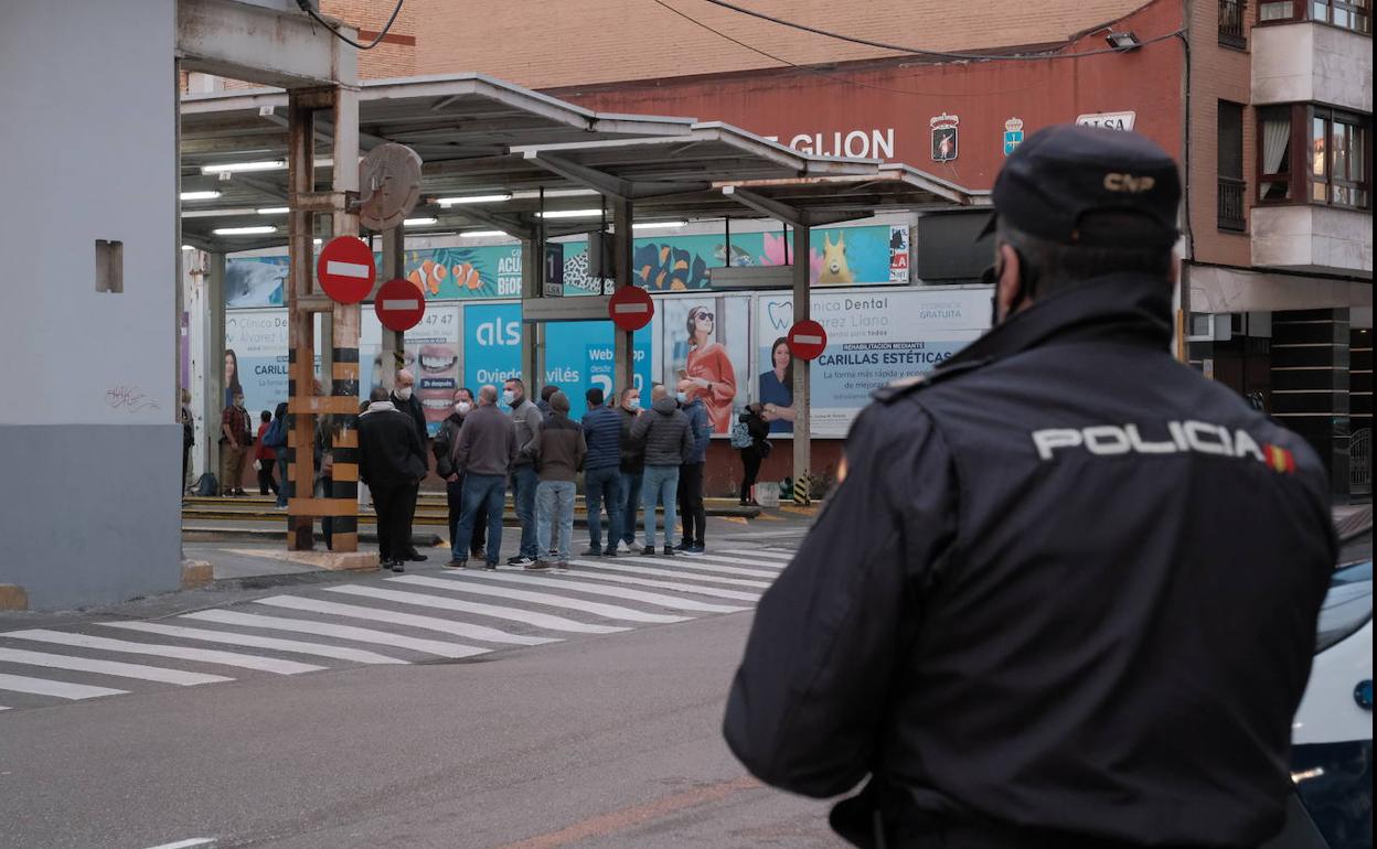 Un Policía vigila los piquetes en la estación de ALSA de Gijón, durante la huelga.