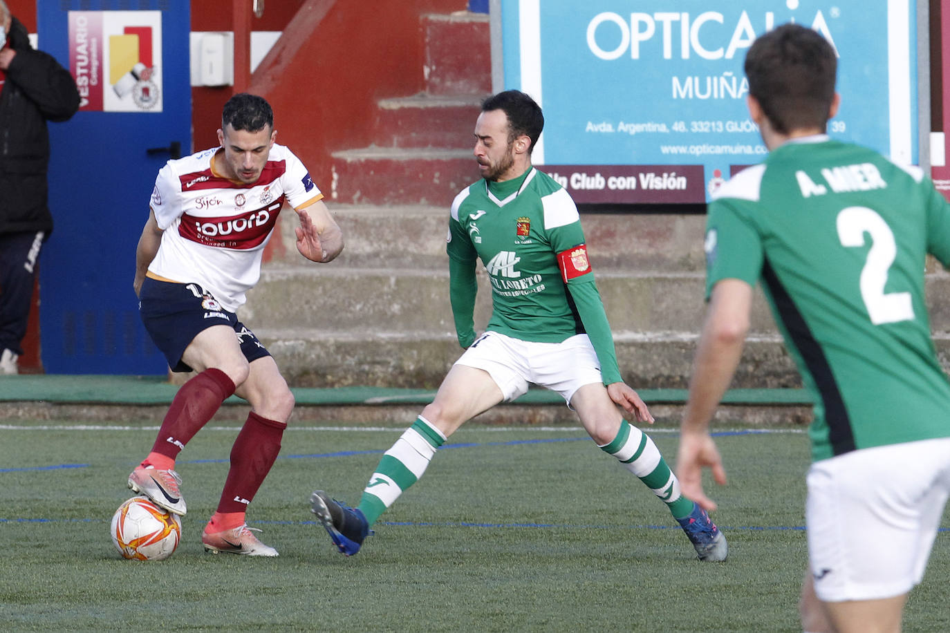 El Gijón Industrial encajó una derrota este miércoles en Santa Cruz ante el Llanes por 1-3 , uno de los equipos de la zona alta de la tabla de Tercera División. Los gijoneses están metidos en la zona de descenso.