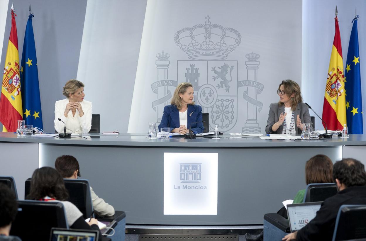 De izquierda a derecha, las vicepresidentas Yolanda Díaz, Nadia Calviño y Teresa Ribera, ayer tras el Consejo de Ministros. 