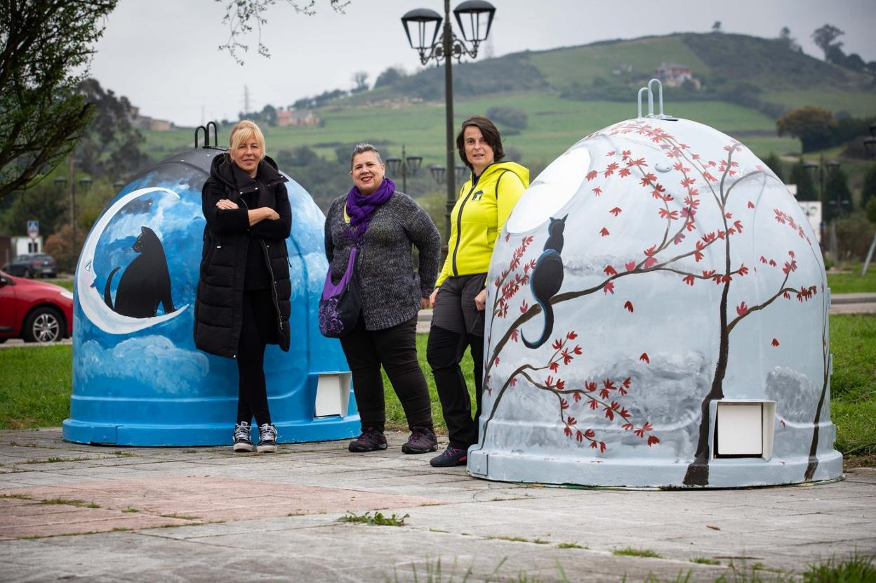 Chiqui Cueto, Isabel Fernández y Alejandra Mier posan junto a los 'gatuperios', en Lago Enol. 