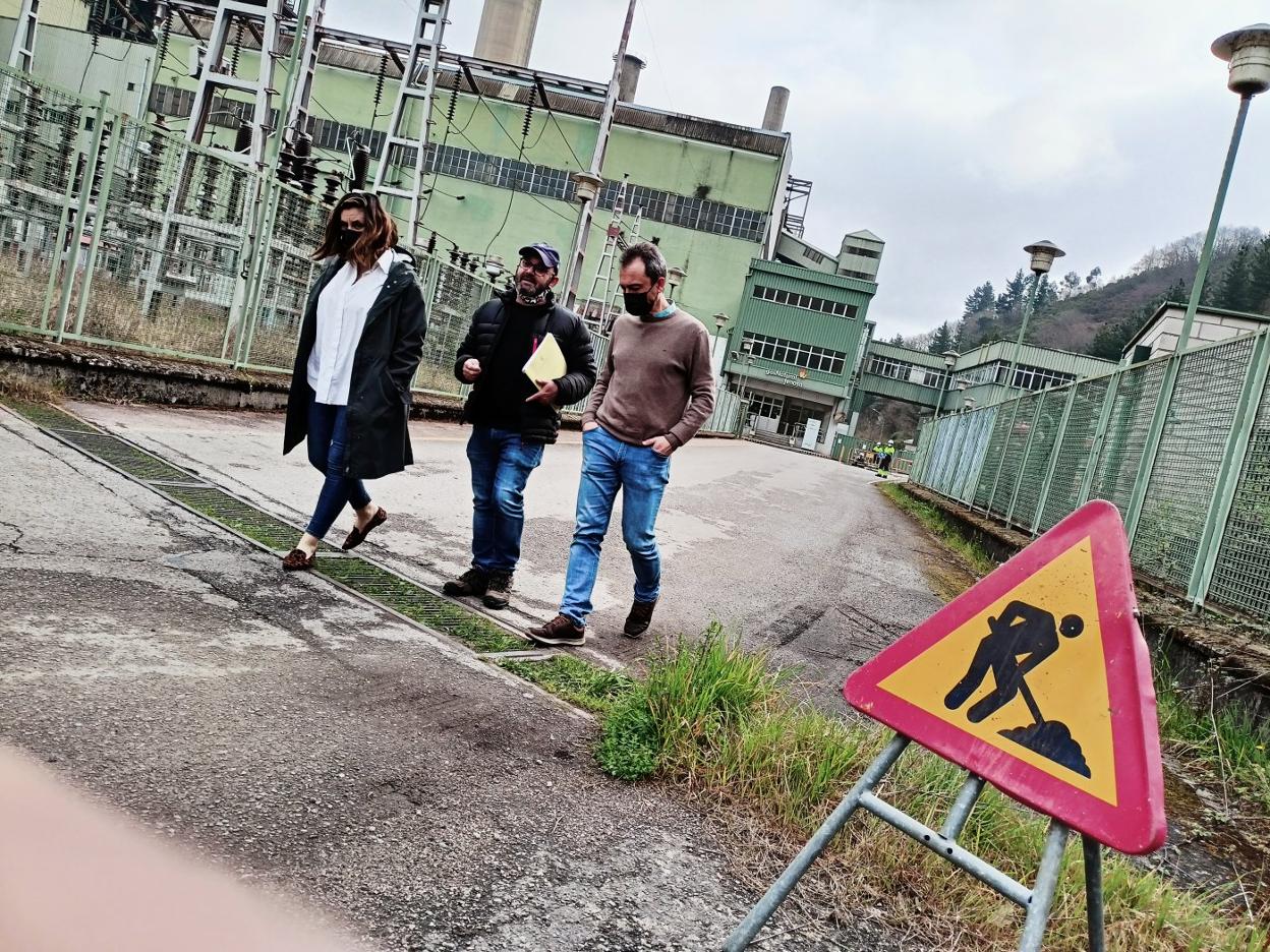 Un momento de la visita de los representantes de IU a los terrenos de la térmica de Soto de la Barca. 