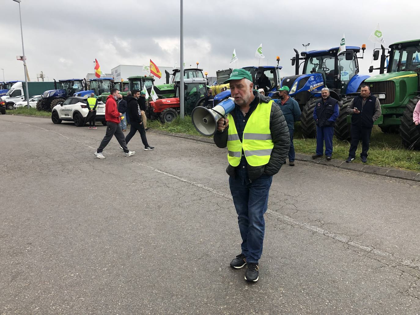 Los ganaderos del Noroccidente han marchado este miércoles con sus tractores para clamar contra la subida de los costes. «Si esto sigue así cerrarán muchas ganaderías», han advertido. 