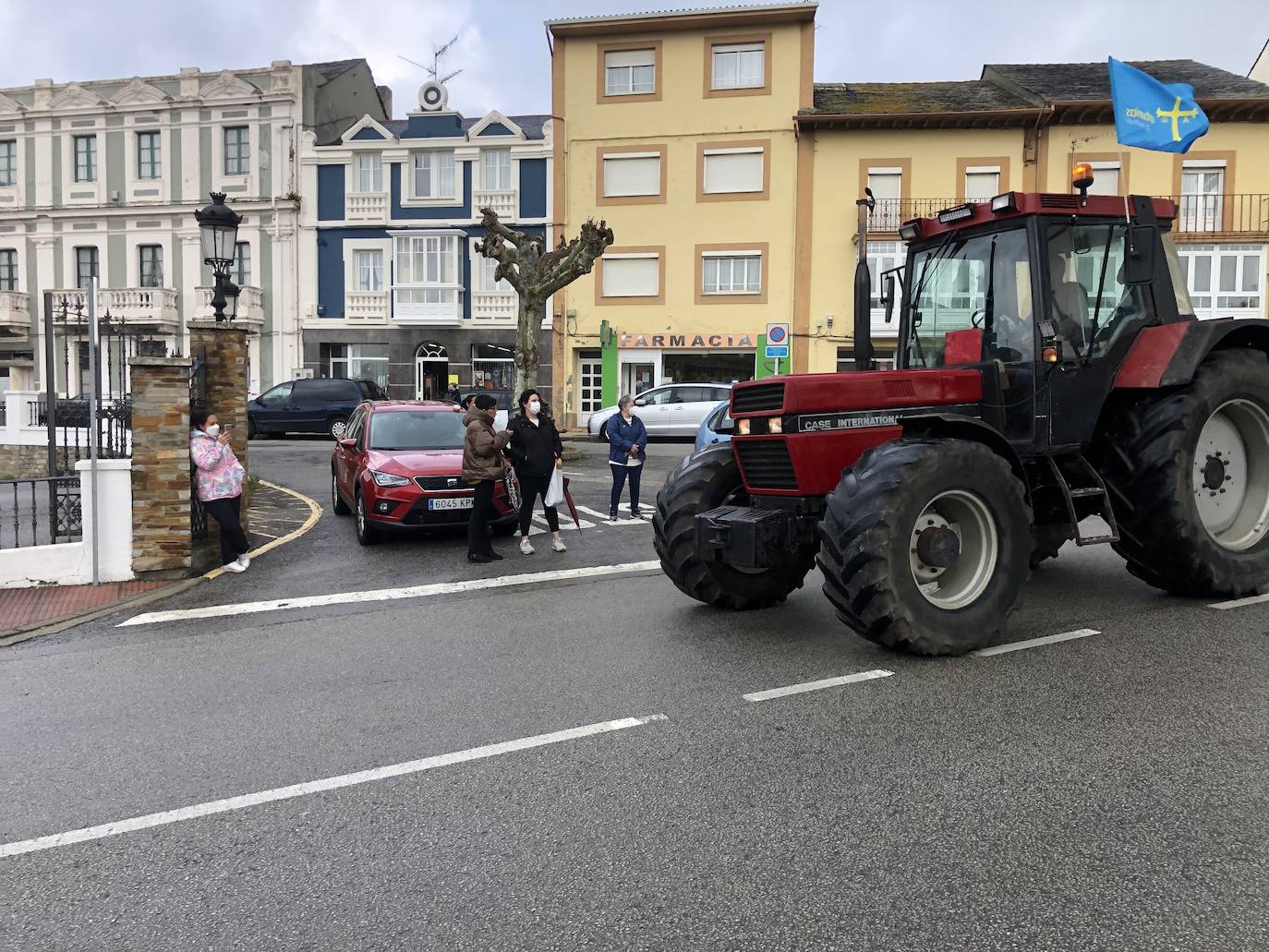 Los ganaderos del Noroccidente han marchado este miércoles con sus tractores para clamar contra la subida de los costes. «Si esto sigue así cerrarán muchas ganaderías», han advertido. 