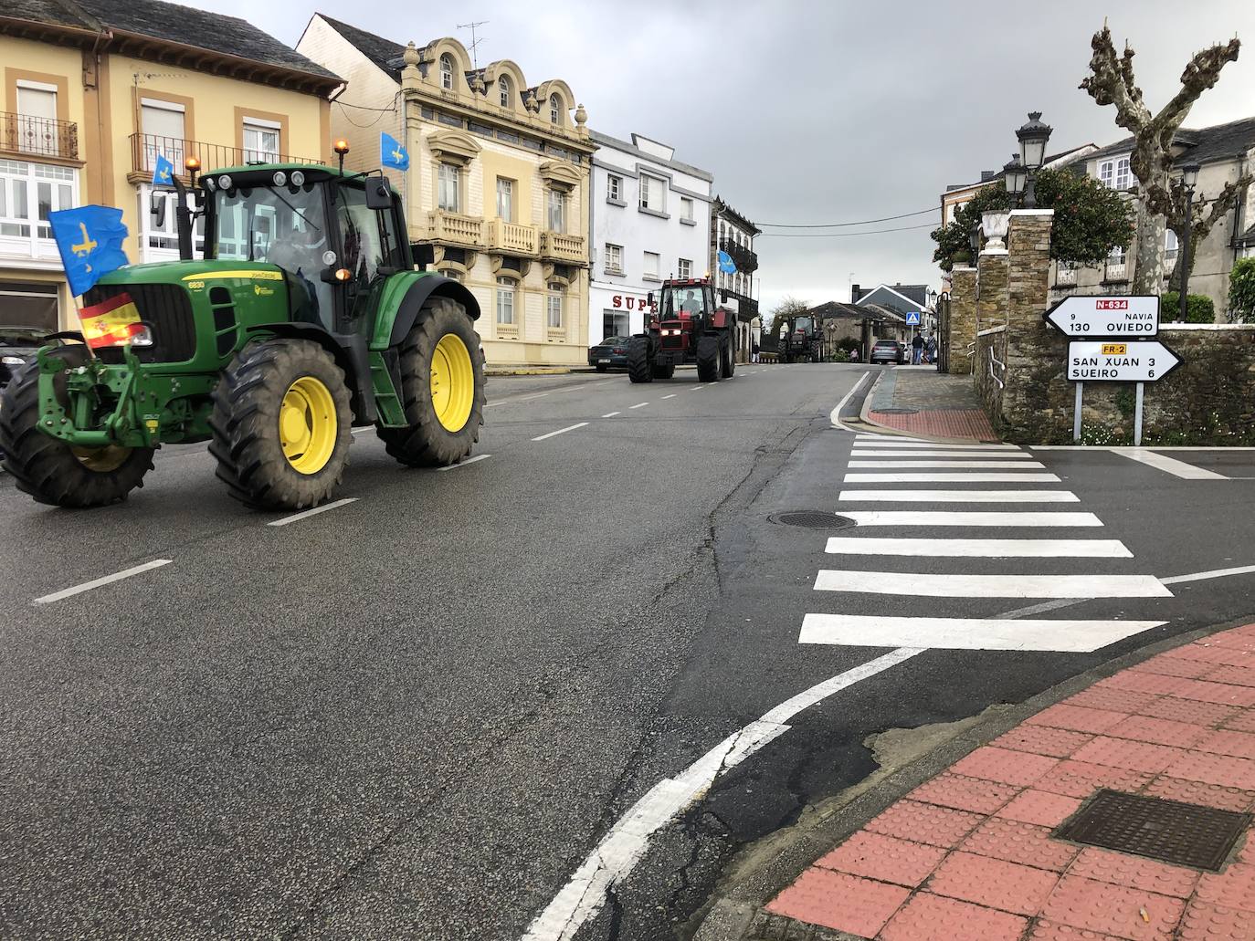 Los ganaderos del Noroccidente han marchado este miércoles con sus tractores para clamar contra la subida de los costes. «Si esto sigue así cerrarán muchas ganaderías», han advertido. 