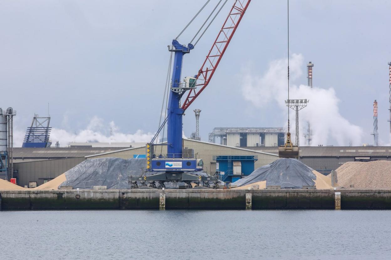 Pilas de graneles a pie de muelle en el puerto de Avilés. 