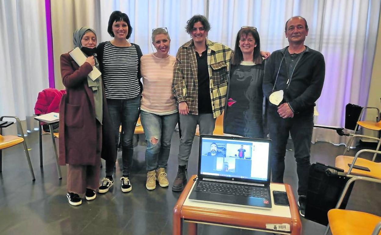 El grupo promotor de Llar Trans (de pie y en portátil), en el momento de la firma del acta fundacional de la asociación, que agrupa a personas transgénero, menores y adultos, sus familias y personas de su entorno. 