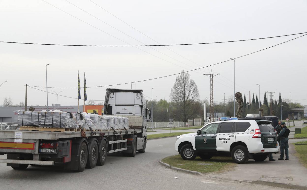 Agentes de la Guardia Civil hacen labores de vigilancia en el polígono de Silvota durante los paros del transporte. 