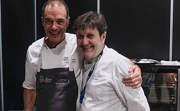 Los chefs Pedro Martino y Pepe Ron, durante su trabajo en cocina. 