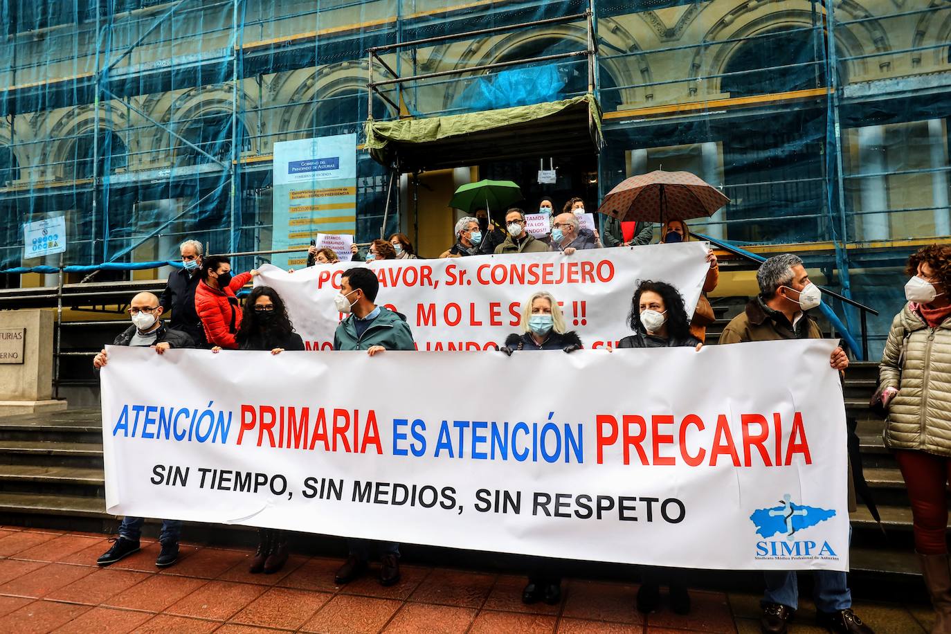Una veintena de médicos, durante la manifestación frente a Presidencia 