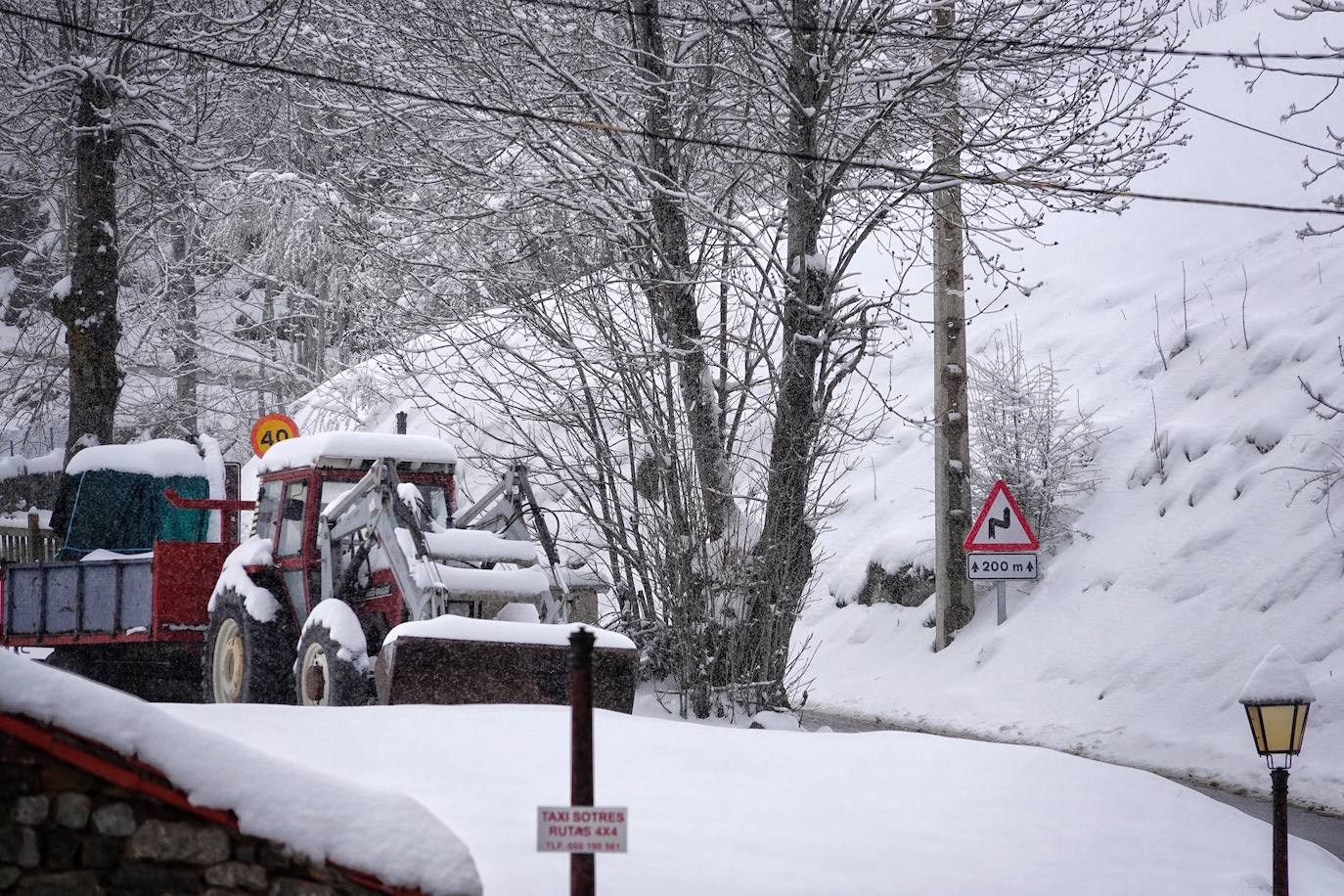 La llegada de la borrasca 'Ciril' ha devuelto el tiempo invernal a la región, con un notable descenso de las temperaturas y nieve en cotas bajas y abundantes chubascos en las ciudades asturianas