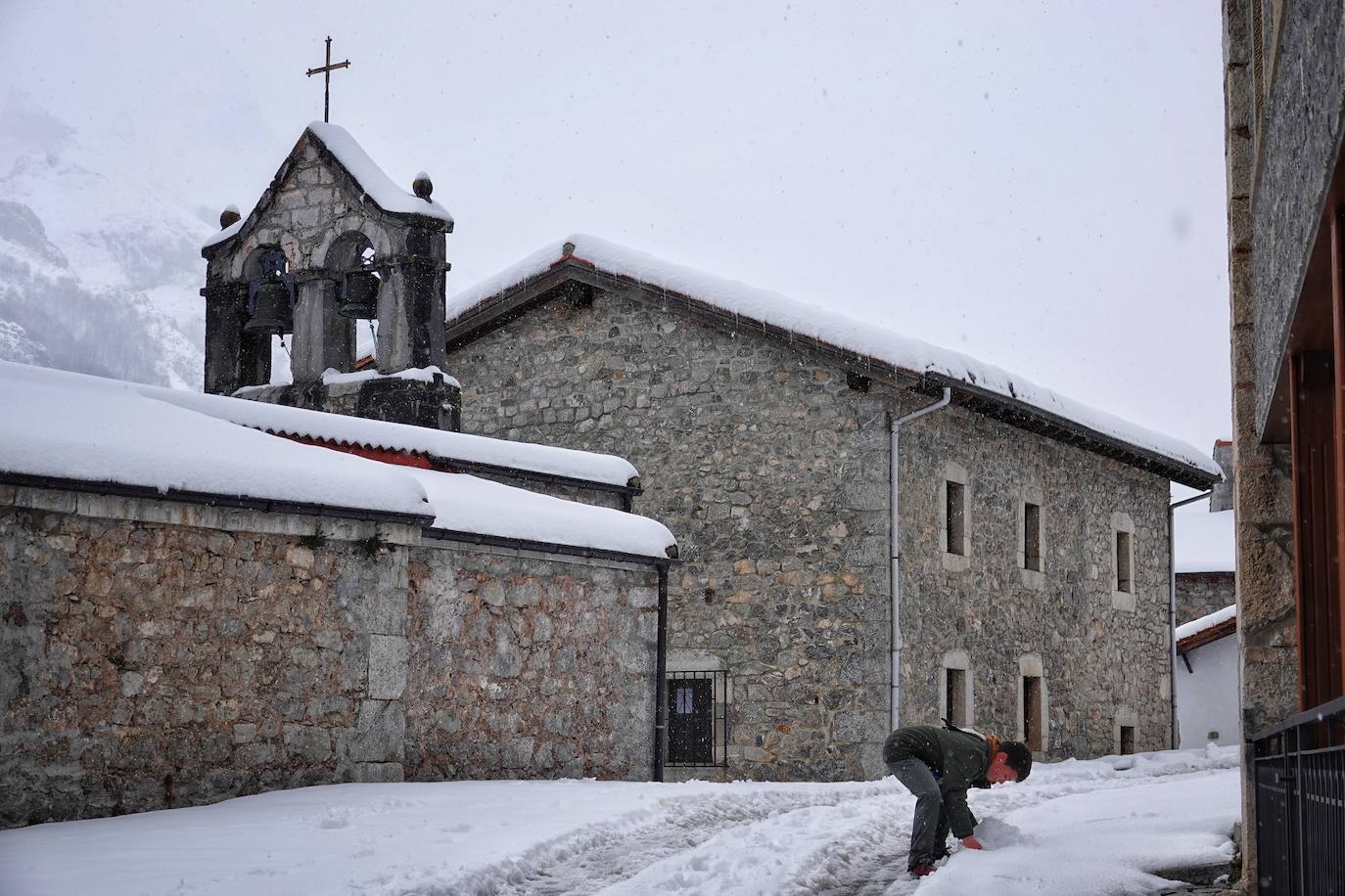 La llegada de la borrasca 'Ciril' ha devuelto el tiempo invernal a la región, con un notable descenso de las temperaturas y nieve en cotas bajas y abundantes chubascos en las ciudades asturianas