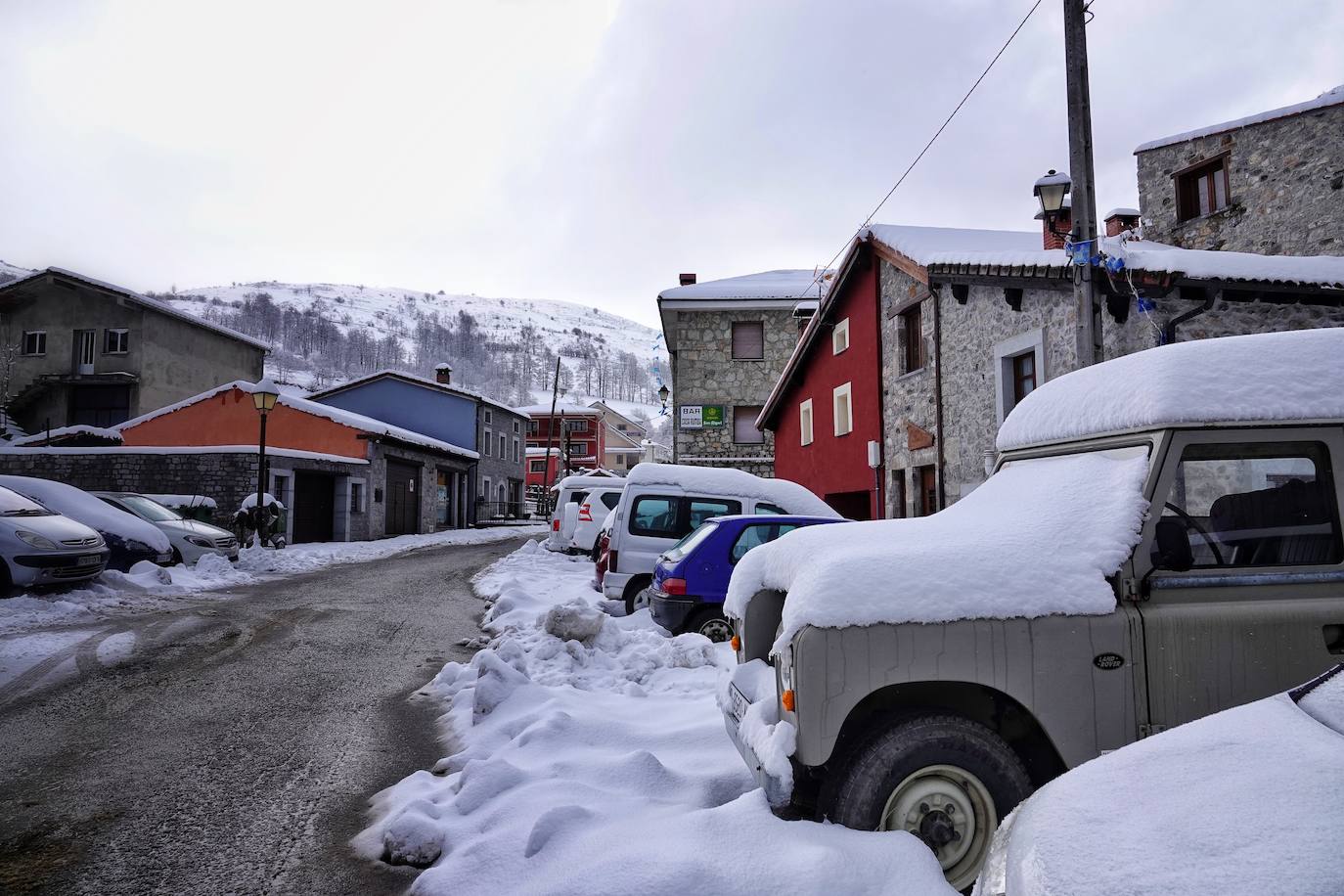 La llegada de la borrasca 'Ciril' ha devuelto el tiempo invernal a la región, con un notable descenso de las temperaturas y nieve en cotas bajas y abundantes chubascos en las ciudades asturianas