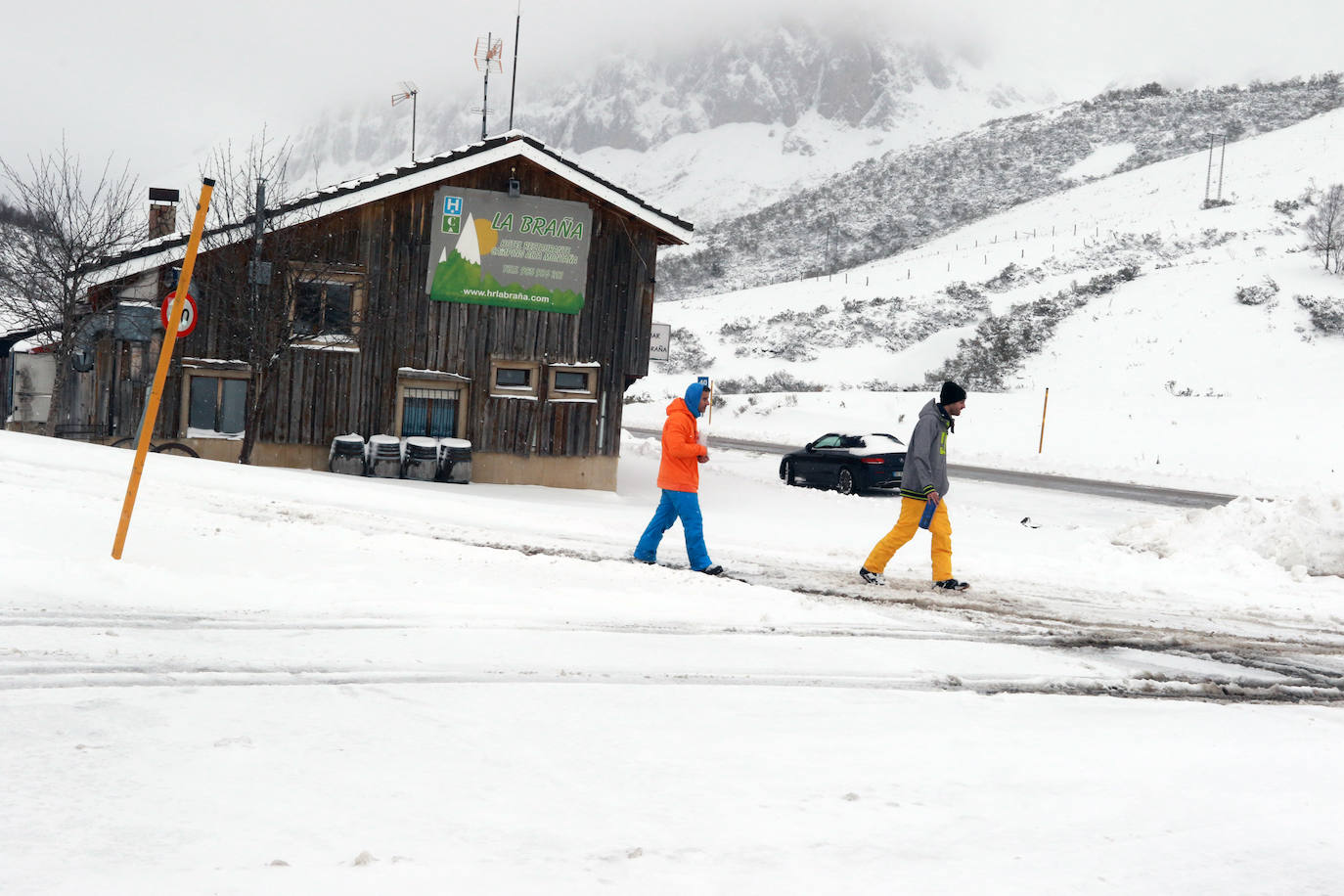 La llegada de la borrasca 'Ciril' ha devuelto el tiempo invernal a la región, con un notable descenso de las temperaturas y nieve en cotas bajas y abundantes chubascos en las ciudades asturianas