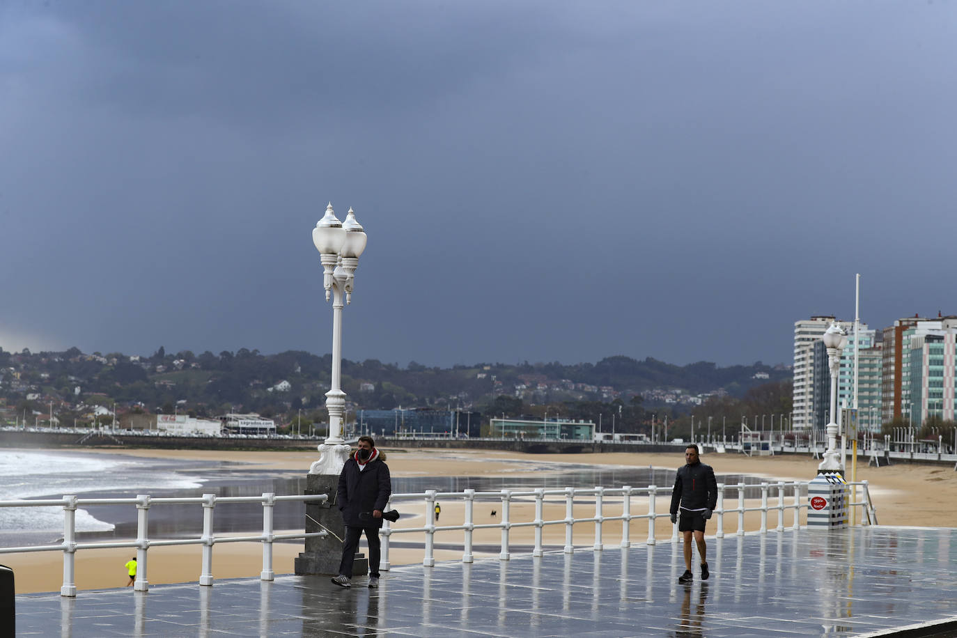 La llegada de la borrasca 'Ciril' ha devuelto el tiempo invernal a la región, con un notable descenso de las temperaturas y nieve en cotas bajas y abundantes chubascos en las ciudades asturianas