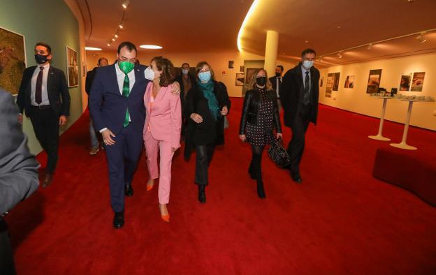 Adrián Barbón abraza a María Jesús Montero mientras caminan por el Centro Cultural Niemeyer, en Avilés. 